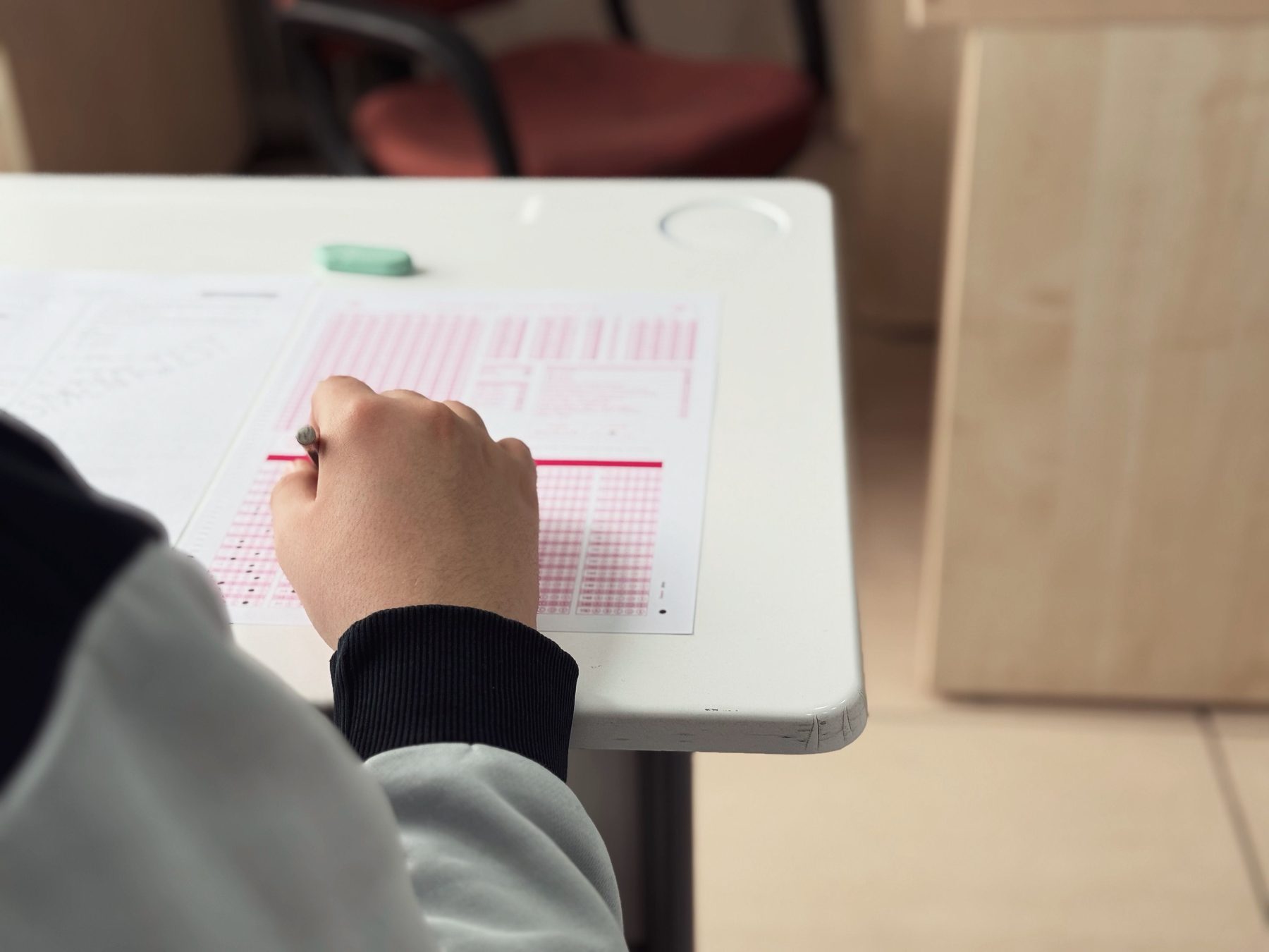 Alumno rellenando la plantilla del examen del PER