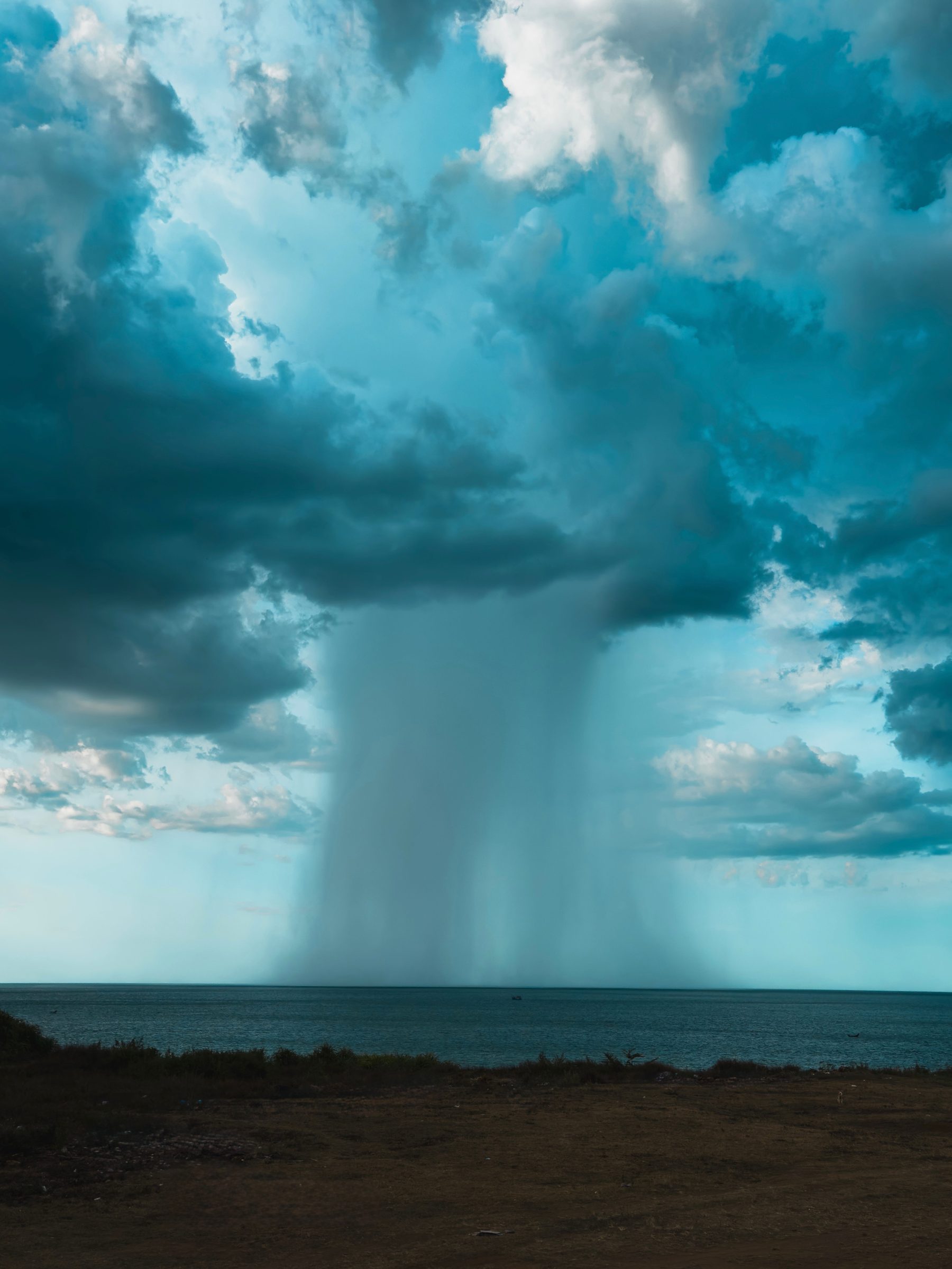 Célula de tormenta descargando sobre el mar