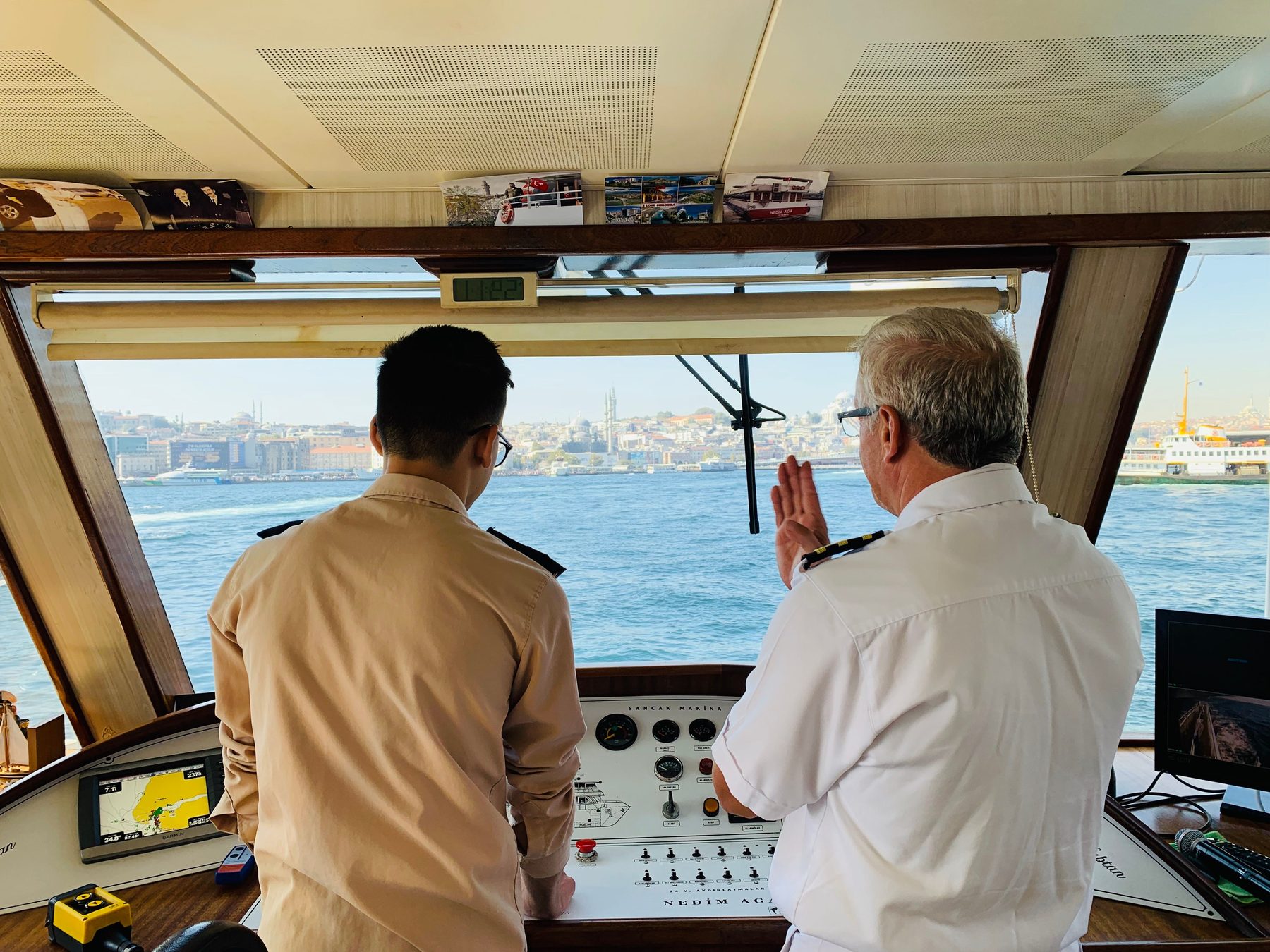 Oficiales en el puente de mando de un barco